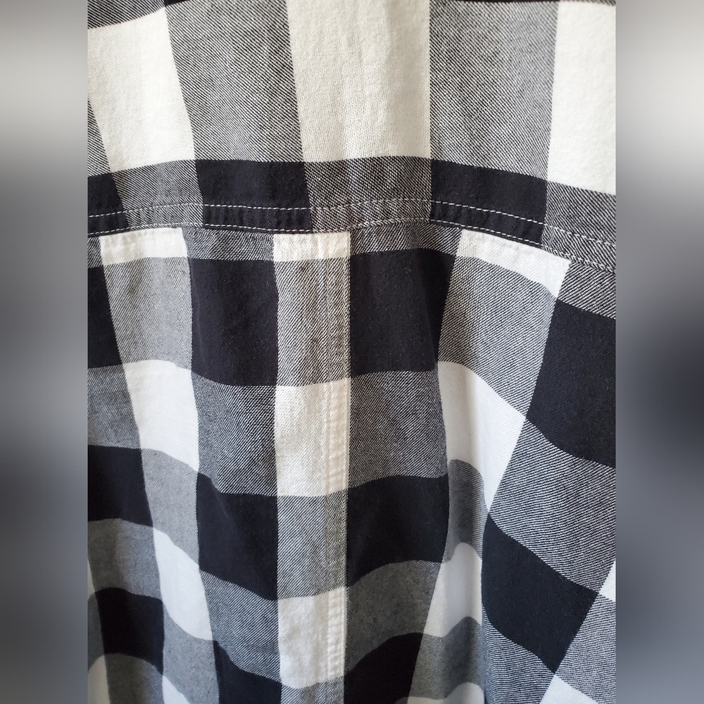 Old Navy Black & White Buffalo Plaid Boyfriend Popover Flannel Shirt - Picture 5 of 11